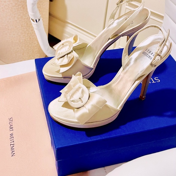 Stuart Weitzman Alesha Bow Pumps. - Picture 3 of 5
